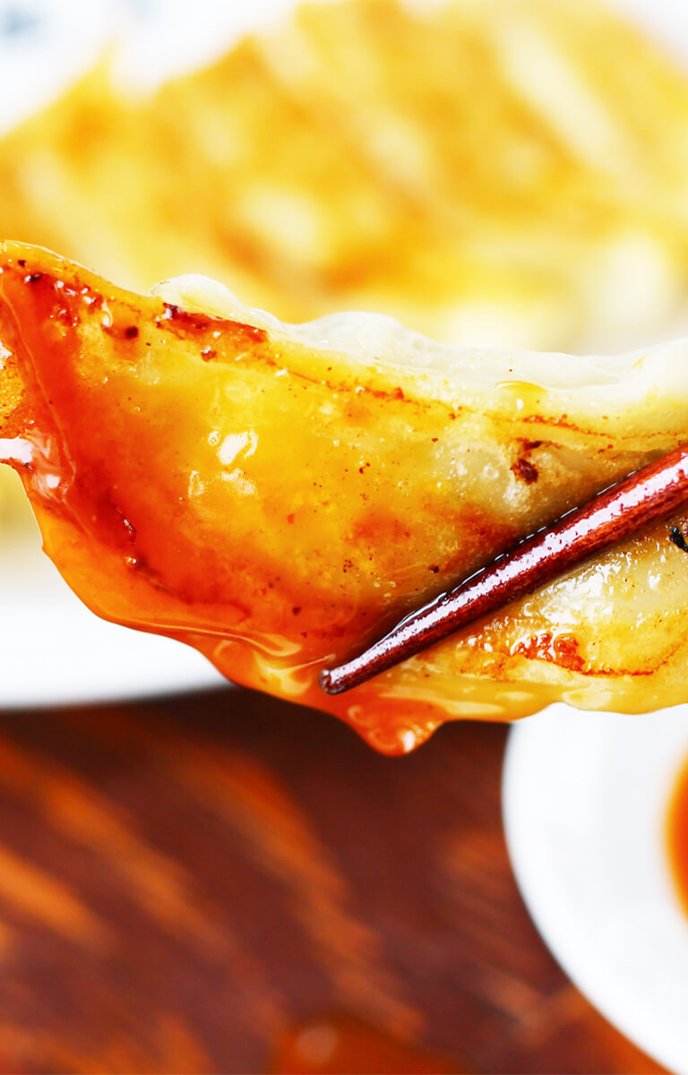 タレに付けた焼き餃子